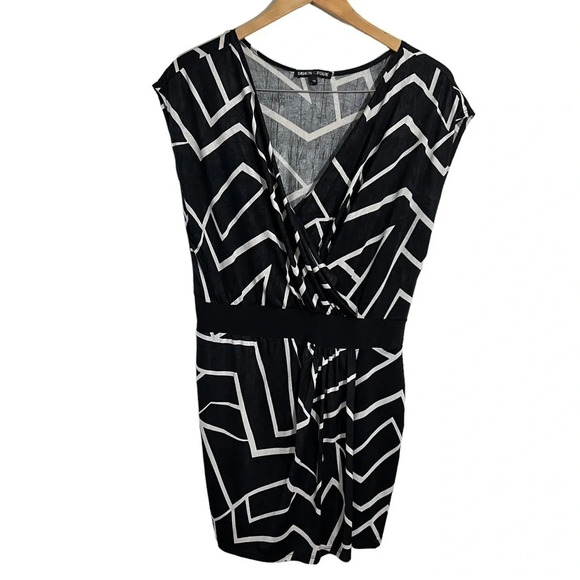 Fashion to Figure Black and White Geometric Print Blouse Plus 1X Draped V Neck - Picture 1 of 5